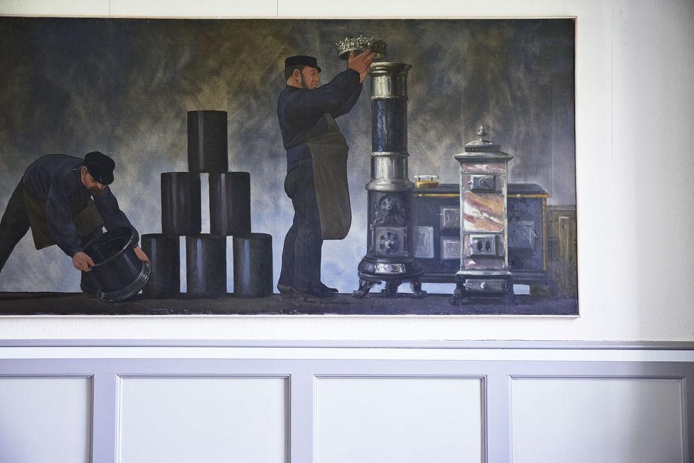 Stoberiet Hostel Svendborg Exterior photo The painting in the station