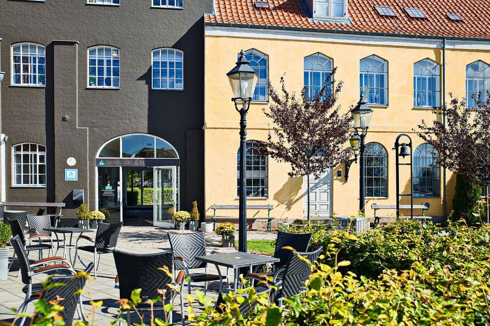 Stoberiet Hostel Svendborg Exterior photo The former town hall of Sønderborg